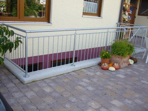 Schmid Bau Aussenanlage Kellerabgang Beton