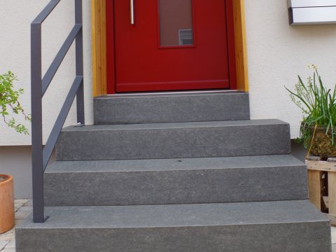 Schmid Bau Aussenanlagen Treppen Naturstein Basalt