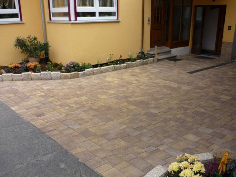 Schmid Bau Aussenanlagen Pflasterarbeiten Naturstein Stelen