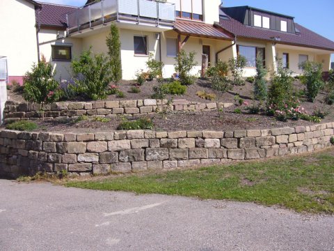 Schmid Bau Aussenanlagen Sandsteinstützmauer Weingut
