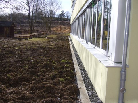 Schulgebaeude_Sockelabdichtung_Drainage_und_Filterkies