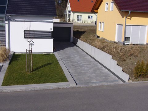 Schmid Bau Aussenanlagen Stützmauer in Sichtbeton Pflasterarbeiten Mauerscheiben Ökopflaster