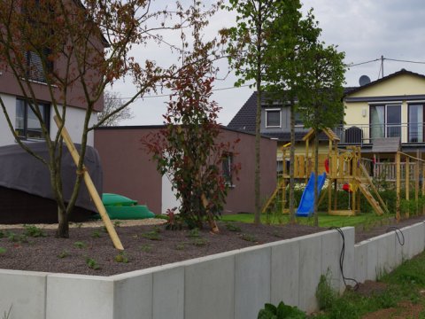 Schmid Bau Aussenanlagen Stützmauer in Sichtbeton