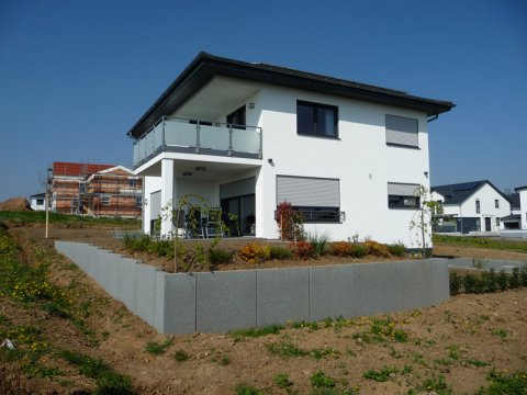 Schmid Bau Aussenanlagen Mauerscheiben Oberfläche sandgestrahlt