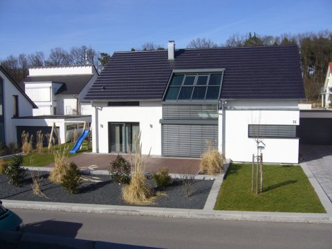 Schmid Bau Brackenheim Aussenanlagen Terrasse Stützmauer Einfriedung Pflasterarbeiten Stelen Naturstein Granit Ökobeläge Sichtbetonportal