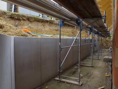 Schmid Bau Aussenanlagen Stützmauer in Sichtbeton Mauerscheiben Erdarbeiten