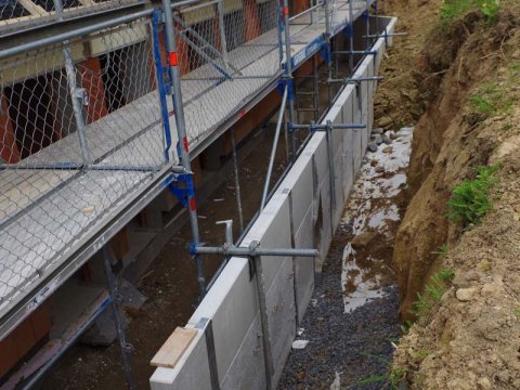 Schmid Bau Aussenanlagen Stützmauer Mauerscheiben Erdarbeiten